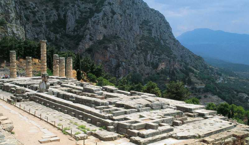 Храм Аполлона в Дельфах