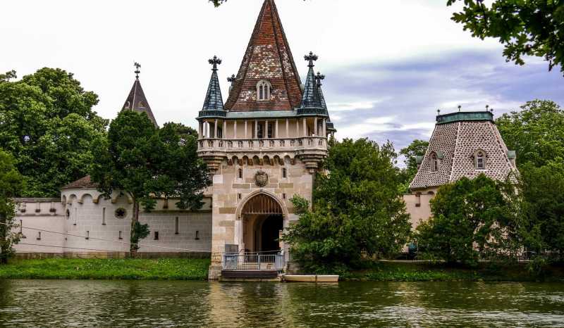 Замок Лаксенбург