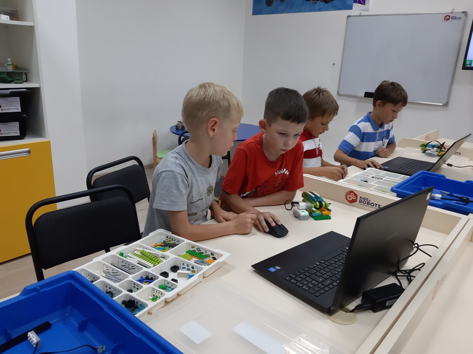 Дневной лагерь в клубе робототехники Kidsandrobots