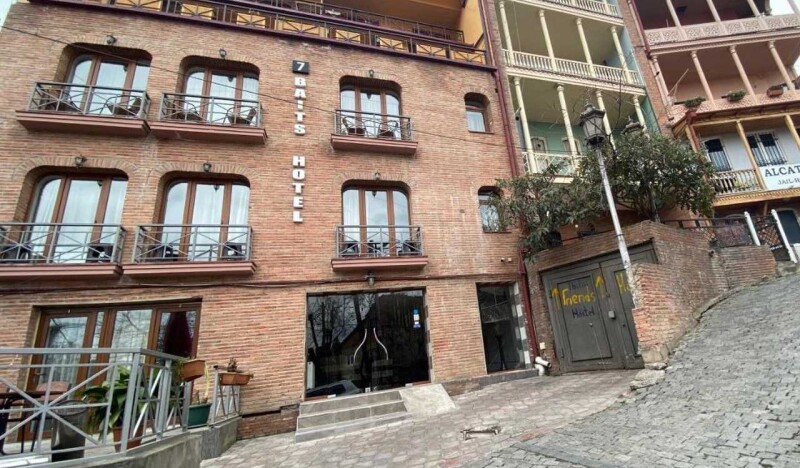 7 Baits Hotel
