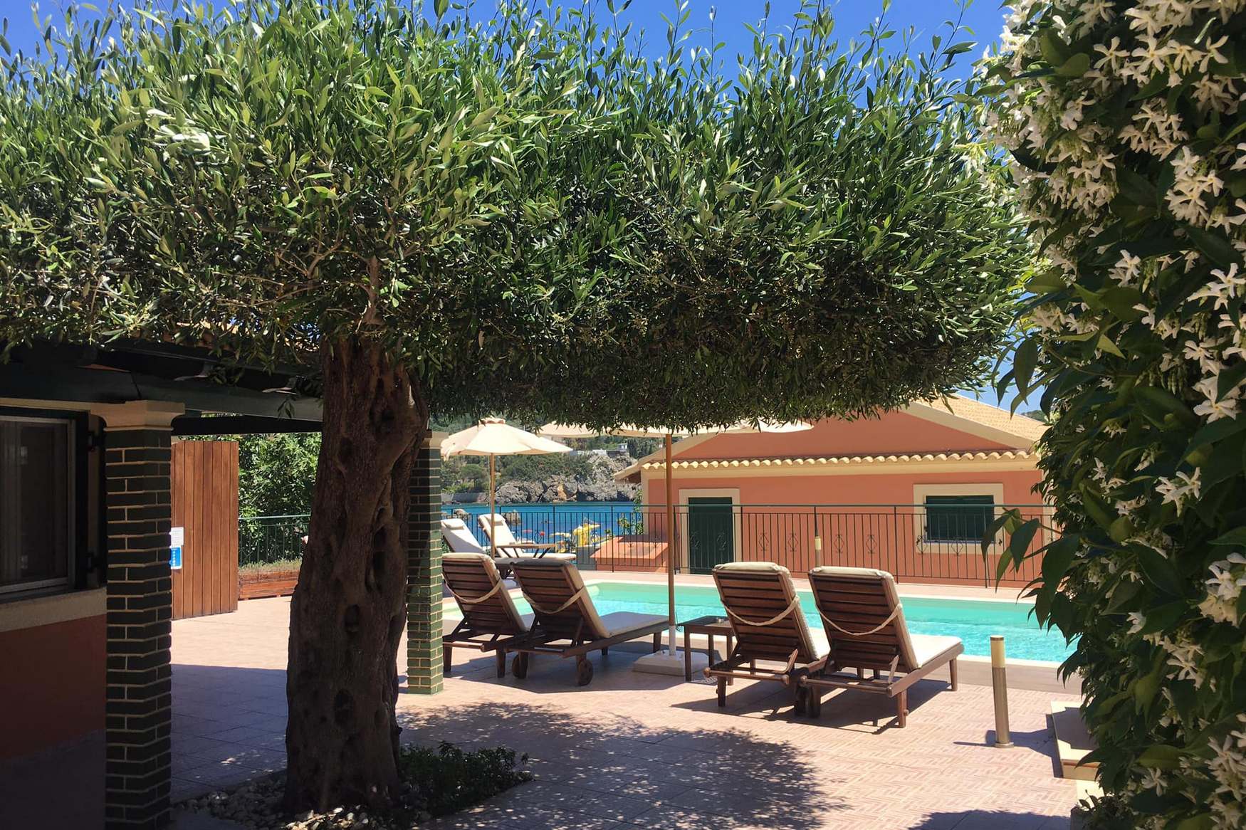 Akis Apartments