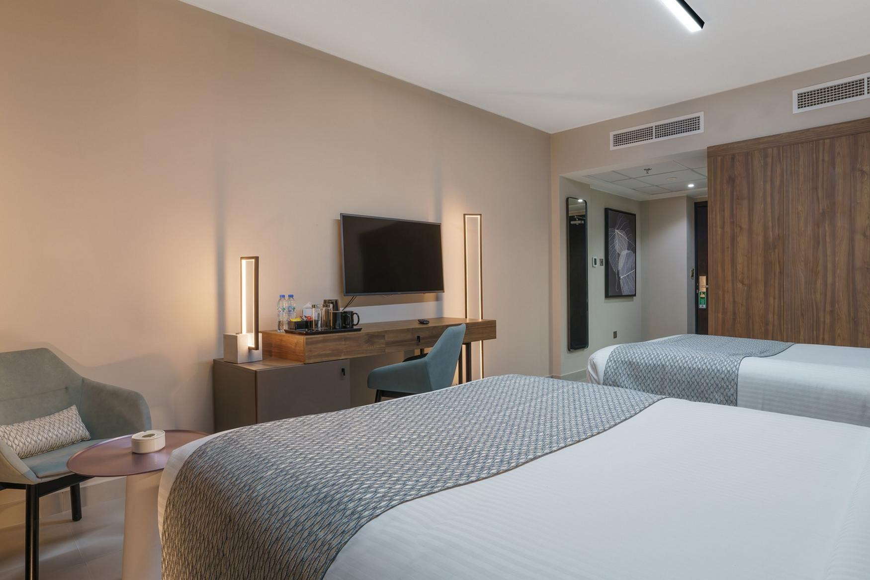 Hotel Holiday International фото 1