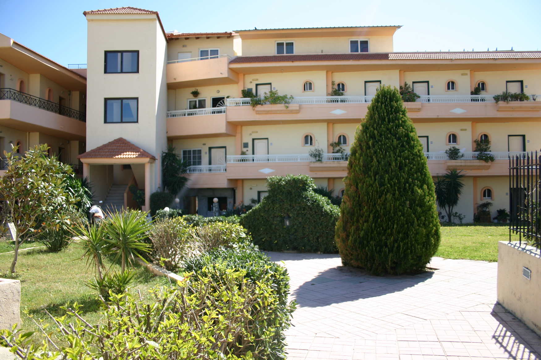 Lyristis Studios & Apartments