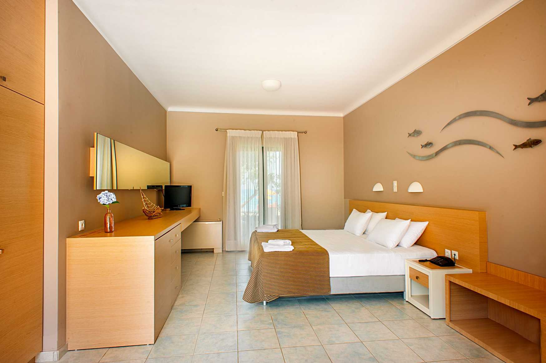 Silver Beach Hotel & Apartments фото 1