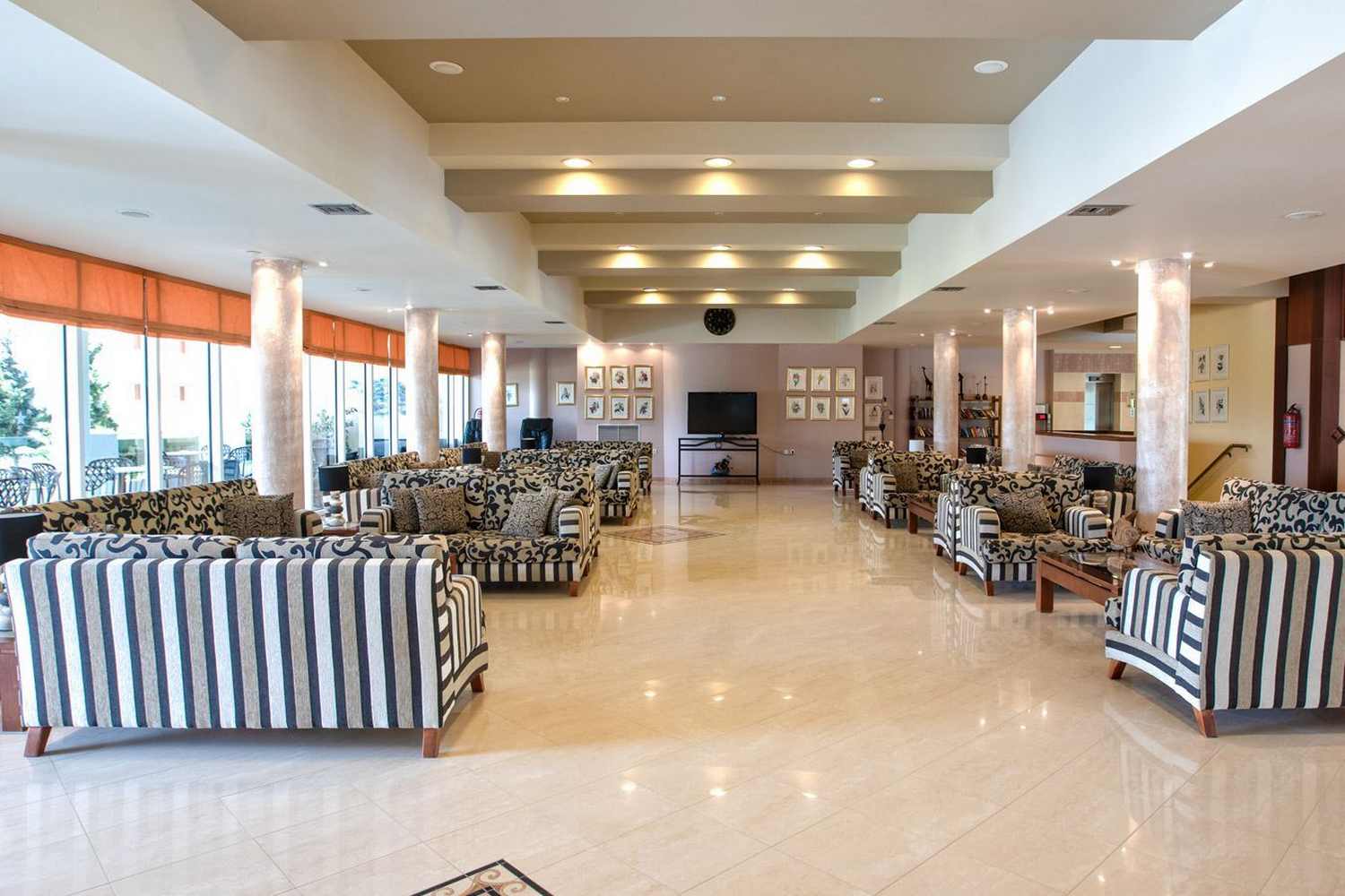 Sovereign Beach Hotel фото 1