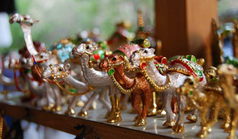 Что привезти из ОАЭ в подарок: 22 идеи для удачного сувенирного шопинга