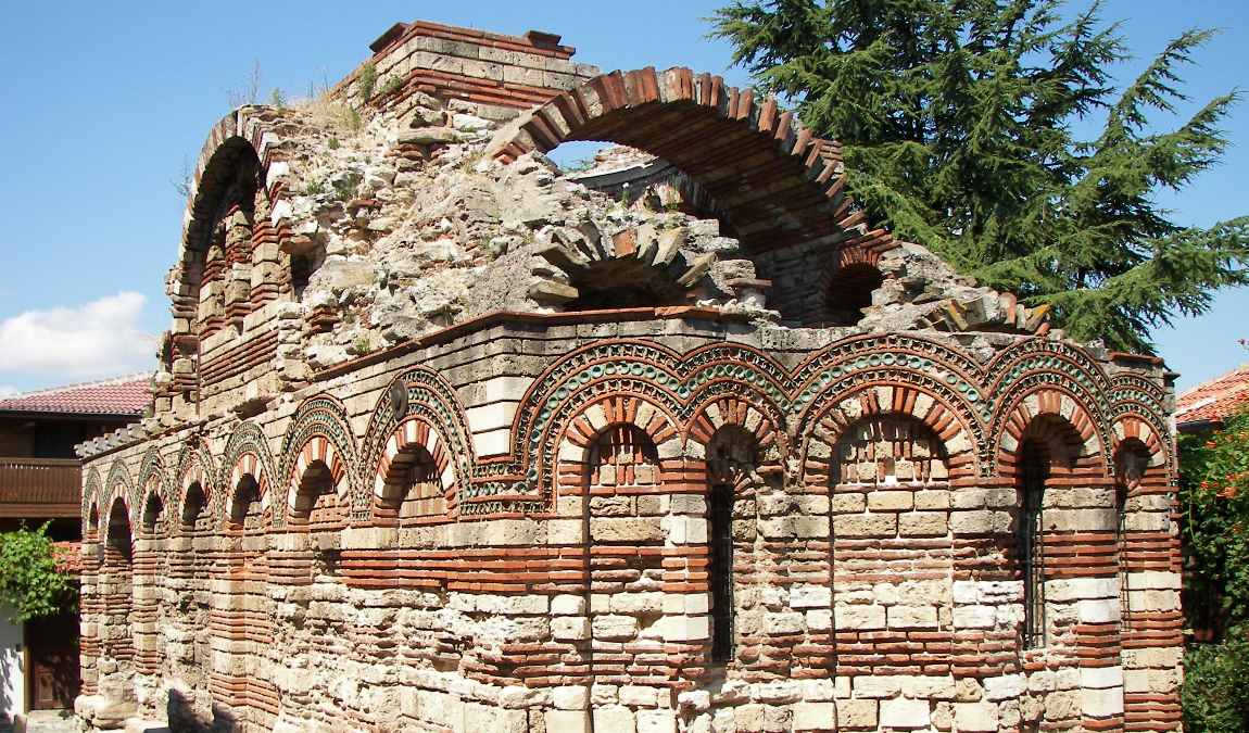 Старинные здания в Старом Несебре в Болгарии