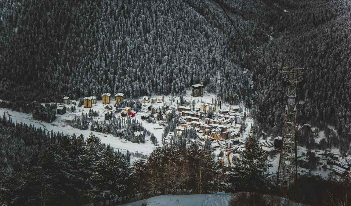 Поселение Домбай на высоте 1600 м