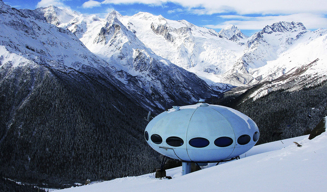 Гостиница в форме летающей тарелки на склоне горы Мусса-Ачитара в Домбай