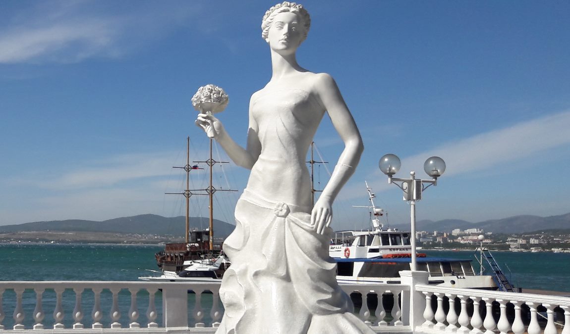 Памятник Белая невесточка на черноморском курорте в Геленджике