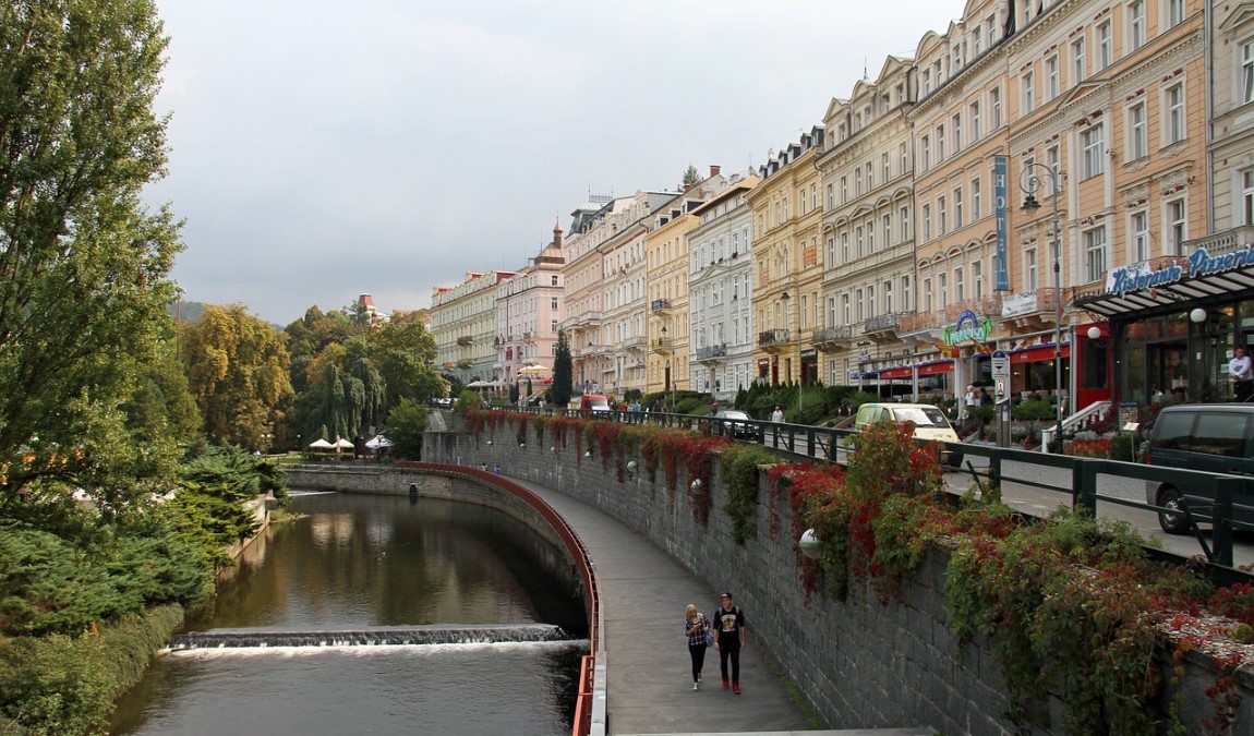 В Карловых Варах находится санаторий Колоннада с целебной янтарной комнатой