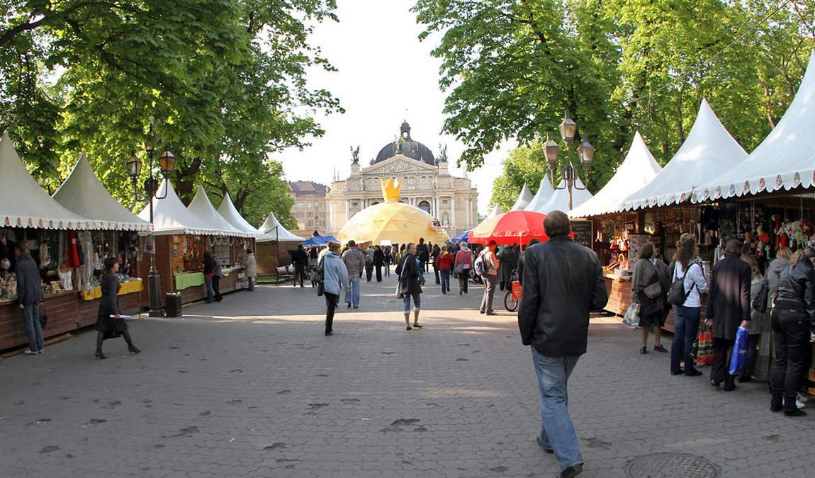 Рынок сувениров во Львове