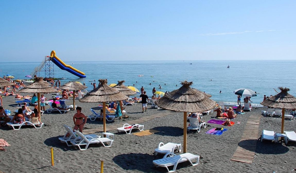 Пляжный отдых в Адлере в августе