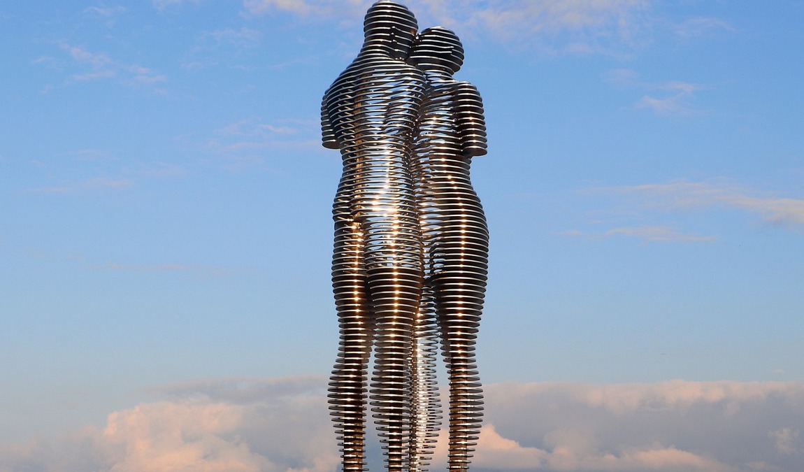 Экскурсионный отдых в Батуми: Скульптура «Али и Нино»