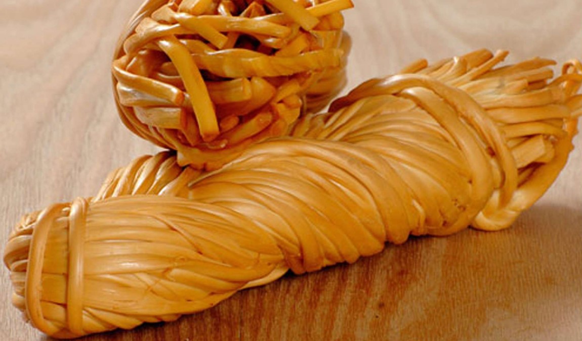 Аджарский плетеный сыр как пример подарка из Батуми для гурманов