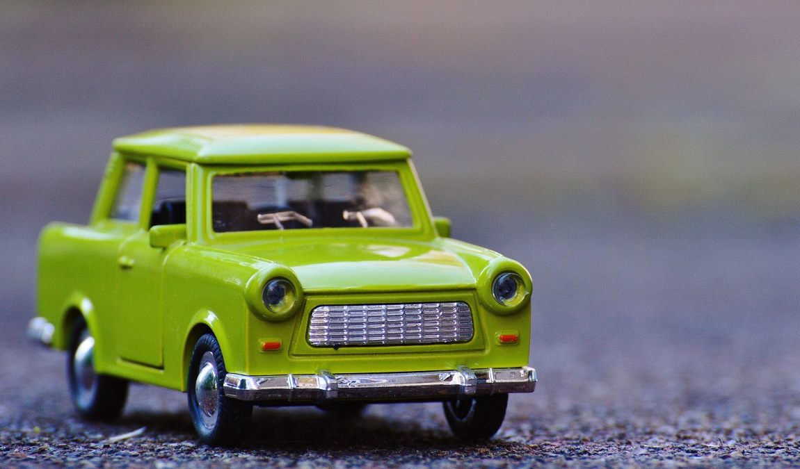 Модель машины Трабант как пример подарка из Берлина детям