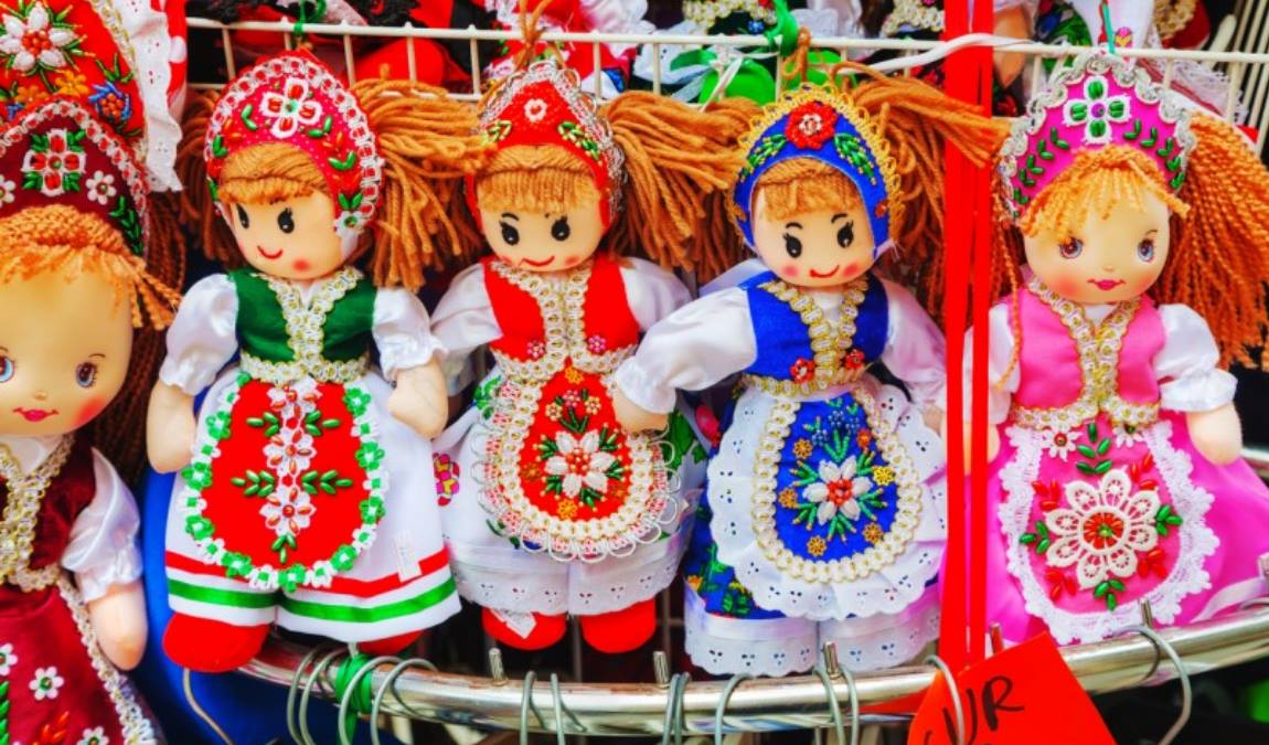 Кукла в национальном костюме Венгрии как пример подарка из Будапешта