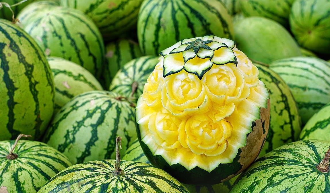 Лунный арбуз как пример подарка из Геленджика