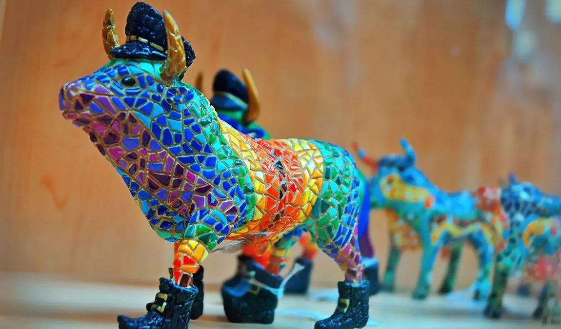 Изделия из мозаики в стиле Гауди как пример подарка из Испании