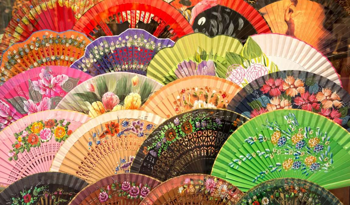 Веер как пример подарка из Испании прекрасным дамам