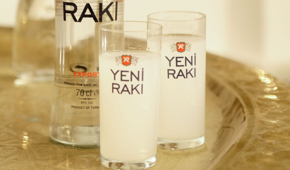 Водка Yeni rakı как пример подарка из Кемера для взрослых