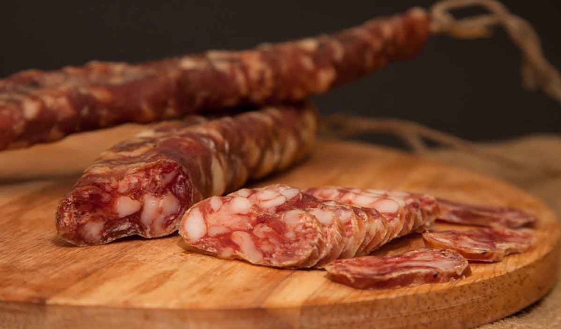 Сыровяленые колбаски как пример подарка из Львова