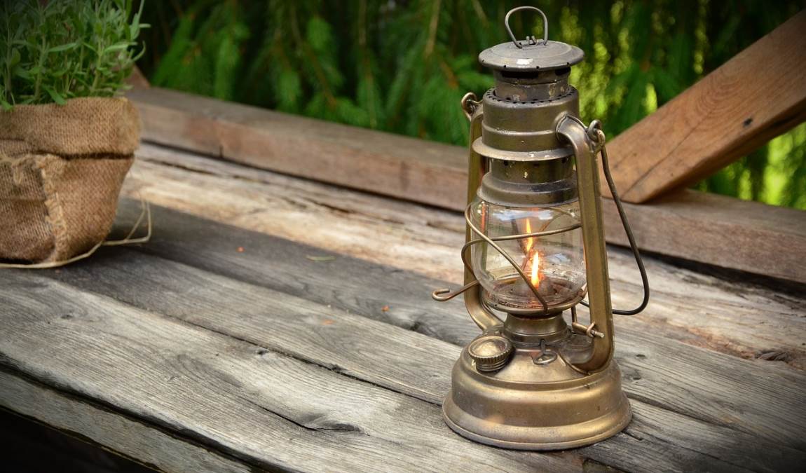 Антикварная керосиновая лампа как пример подарка из Львова