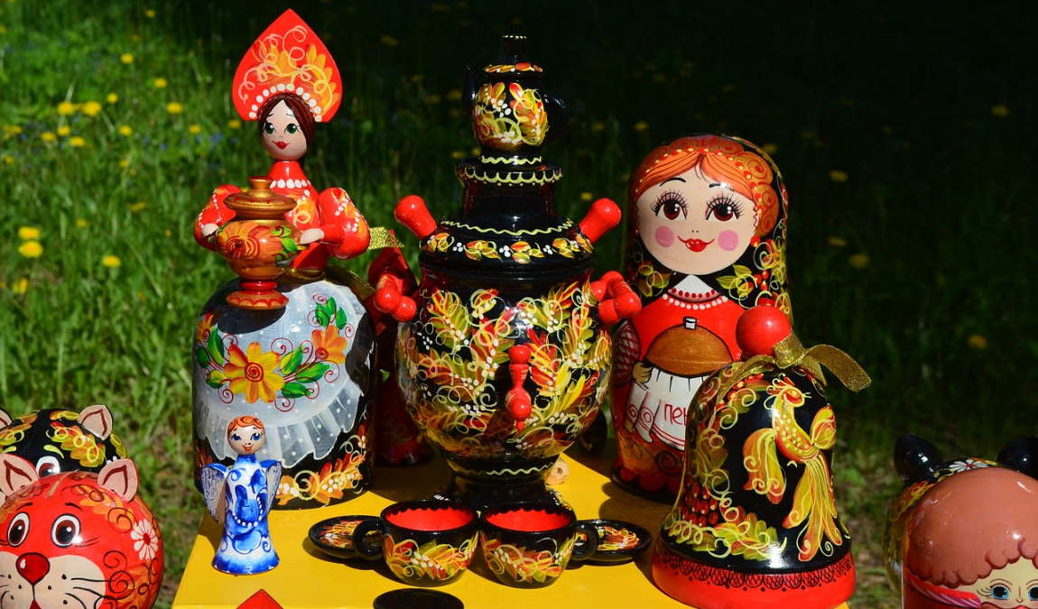 Сувениры и подарки из Москвы для взрослых и детей: подробный список и рекомендации