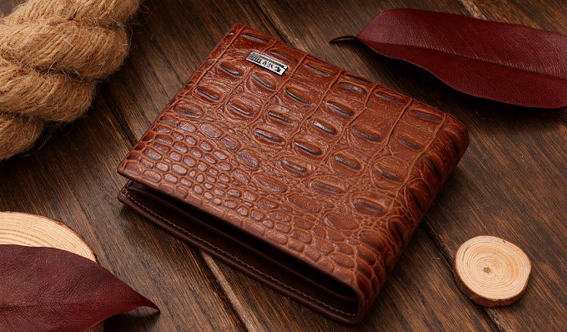 Изделия из крокодильей кожи как пример подарка из Паттайи