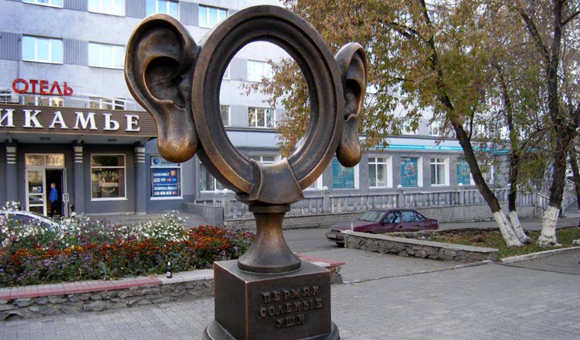 Фото со скульптурой Пермяк соленые уши как пример подарка из Перми