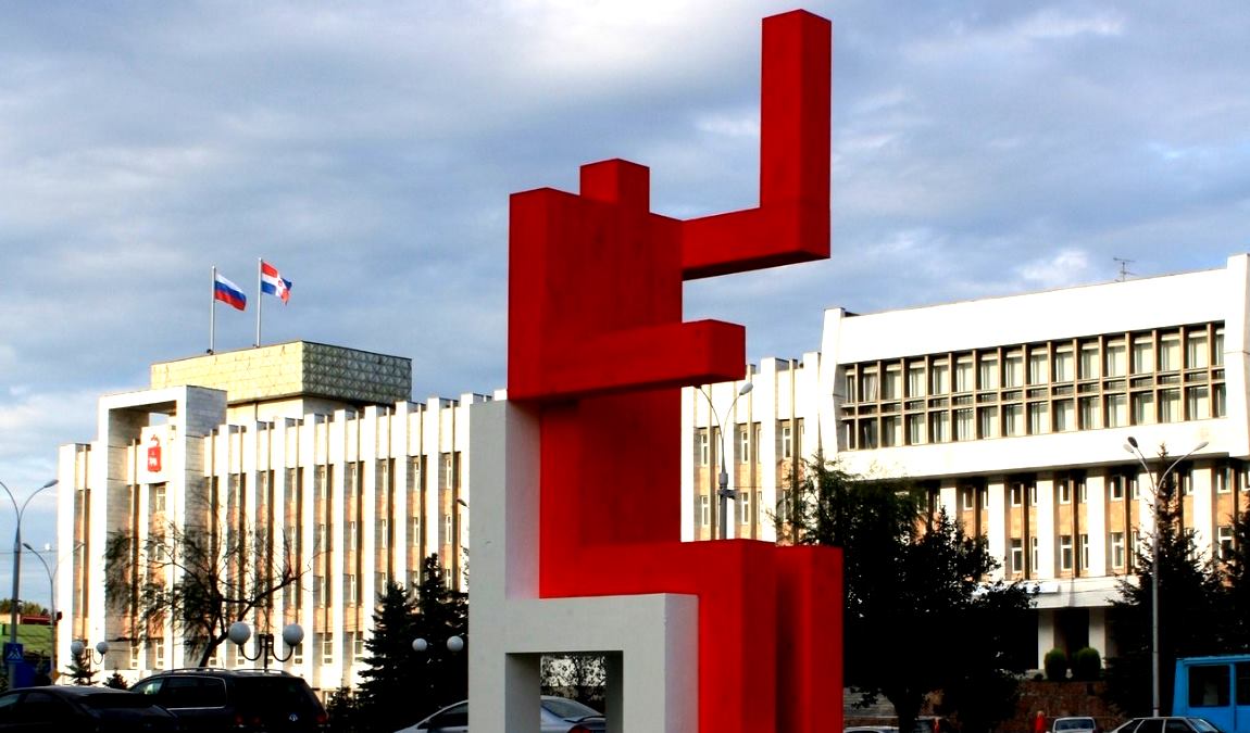 Фигурка красного человека как пример подарка из Перми