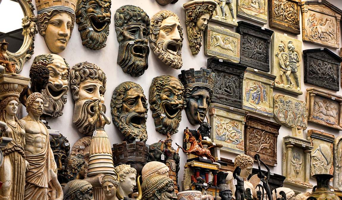 Фигурки античных богов и героев как пример подарка с острова Родос для детей