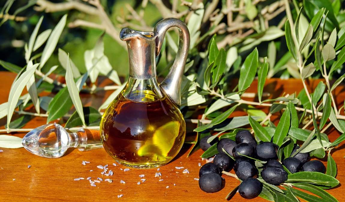 Оливковое масло и оливки как пример гастрономического сувенира с острова Родос в Греции