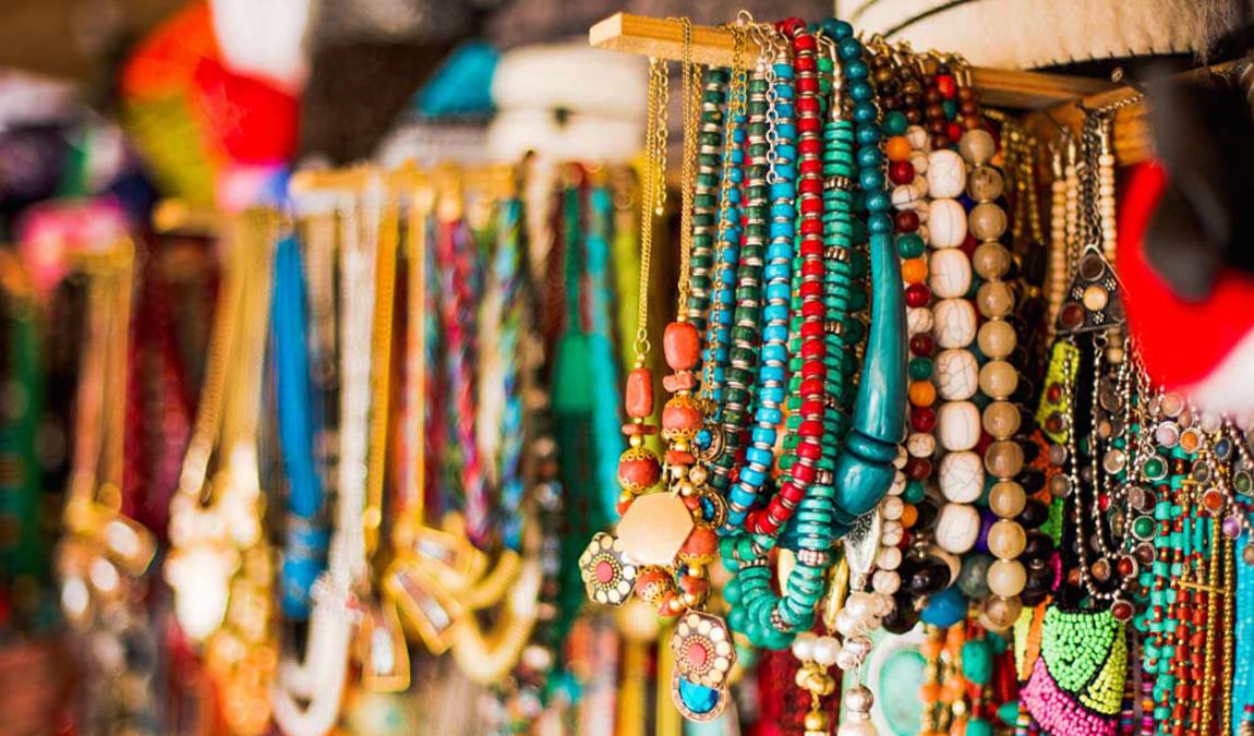 Украшения как пример подарка из Тбилиси для женщин