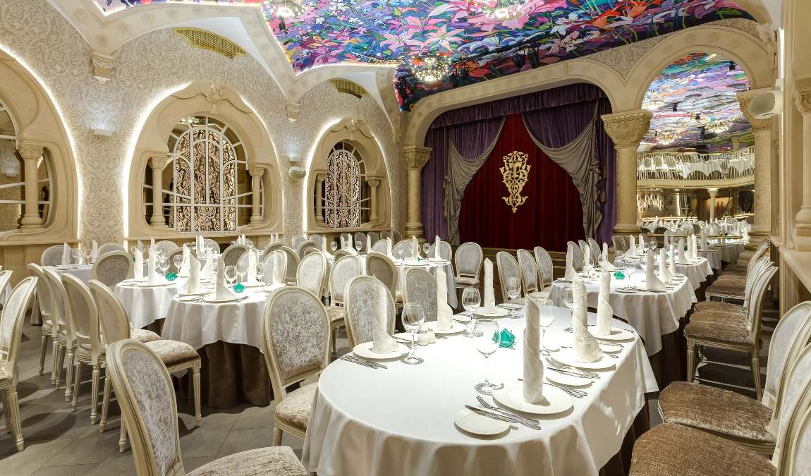 Популярный ресторан Тройка традиционной русской кухни в Санкт-Петербурге