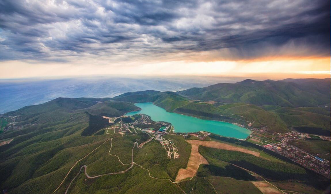 Озеро Абрау в поселке Абрау-Дюрсо вблизи Новороссийска