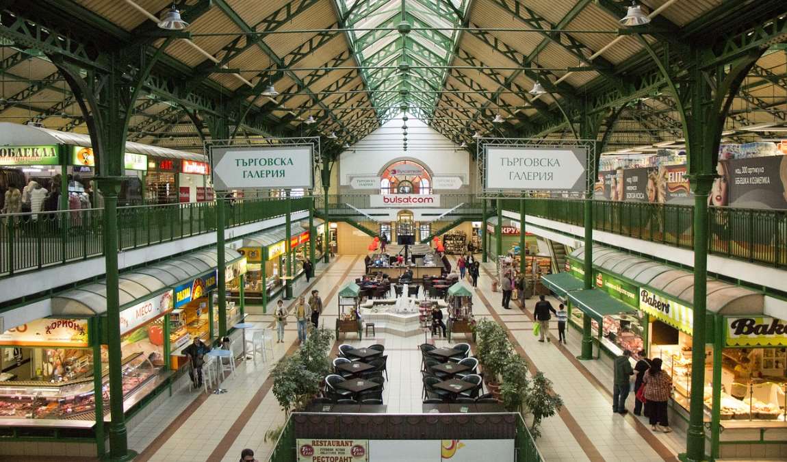 Рынок Хали на площади Бански в Софии Болгария
