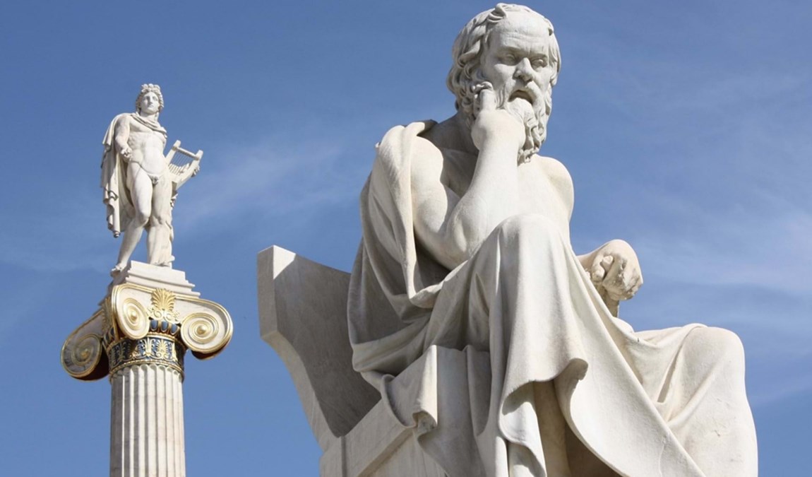 Памятник Сократу у здания Академии наук в Афинах