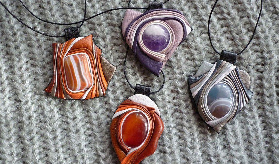 Украшения из кожи как пример подарка из Великого Новгорода