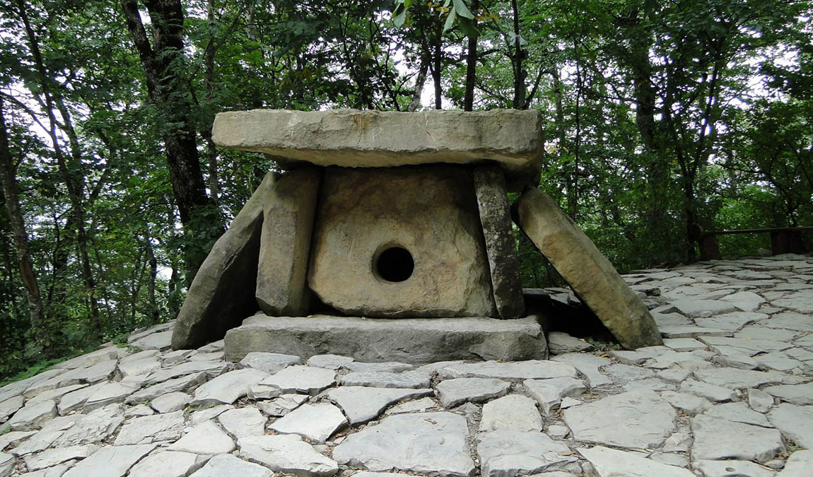 дольмен