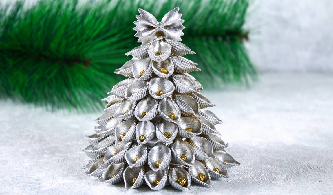 Новогодние игрушки своими руками: елочка из макарон