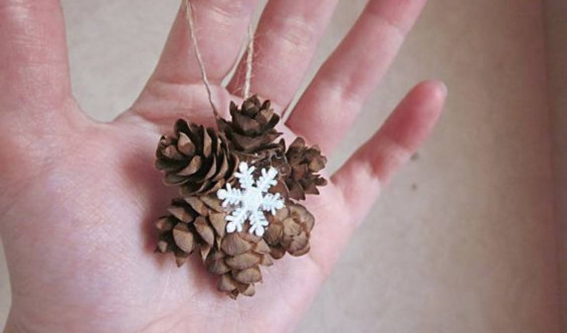 Новогодние игрушки своими руками: снежинка из шишек