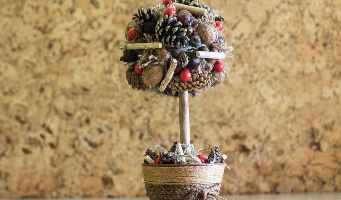 Новогодние игрушки своими руками: топиарий из шишек