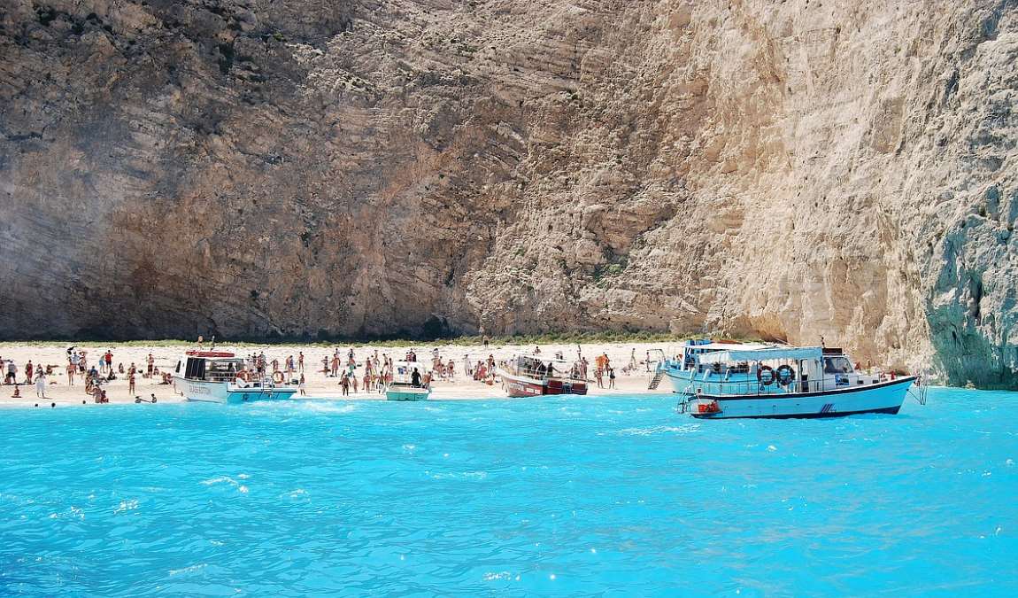 Пляж в бухте Навагио на острове Закинф в Греции