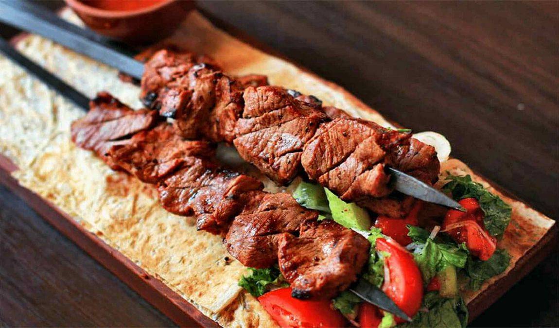 Что попробовать в Батуми: Мцвади - грузинский шашлык