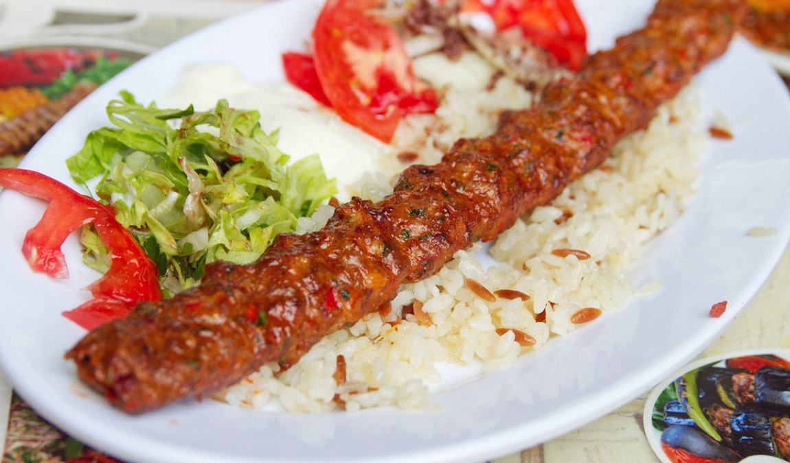 Популярное турецкое блюдо Адана-кебаб
