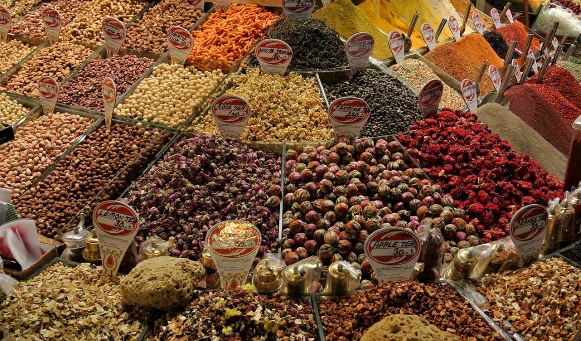 Специи на рынке Стамбула Турция
