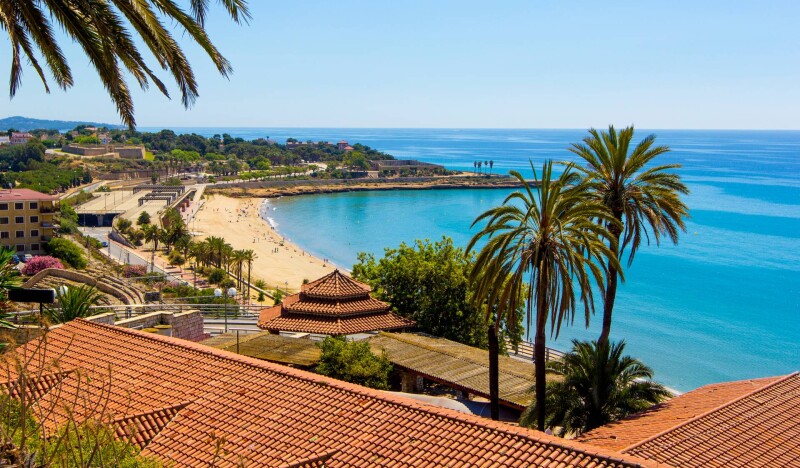 Коста Дорада в августе: лучшее время для пляжного отдыха