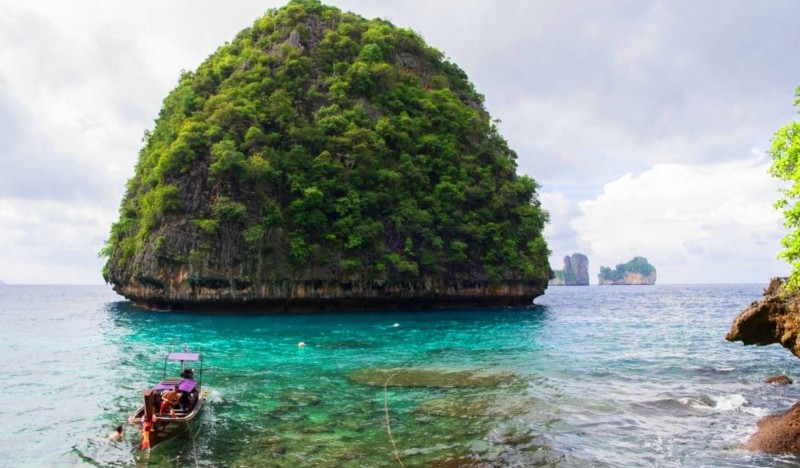 Пхукет в мае: сезон манго, ананасов и тропических ливней