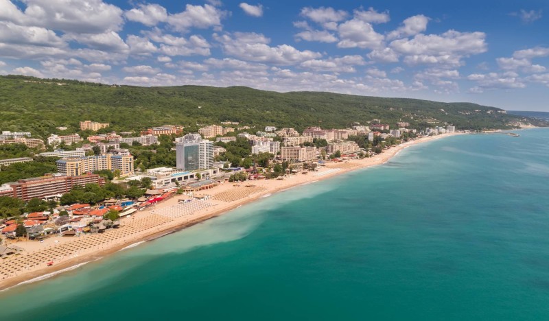 Золотые Пески в июне: начало пляжного сезона
